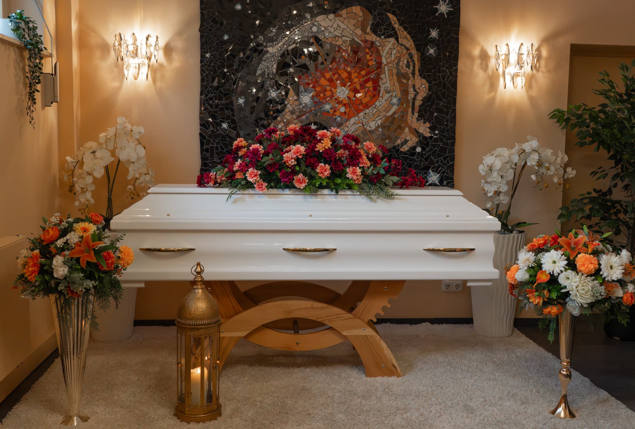 Abschiedsraum mit geschmückten Sarg