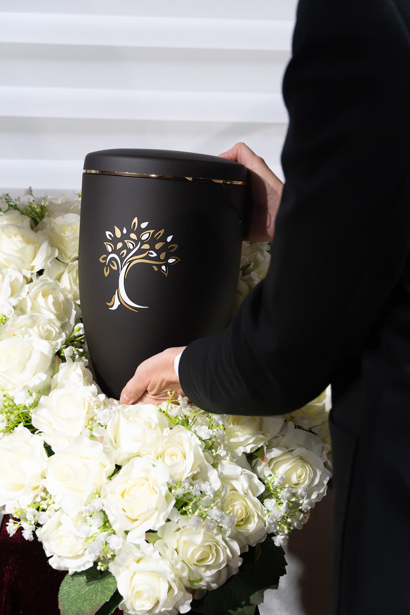Urne mit Lebensbaum-Motiv, weiße Rosen